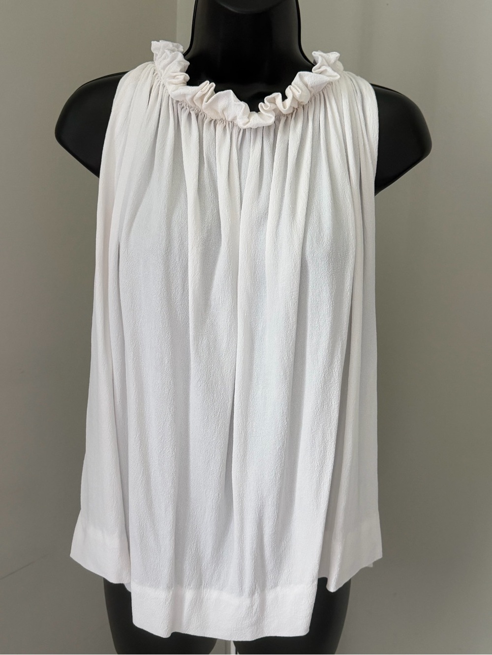 DIANE VON FURSTENBERG White Gathered Crepe Sleeveless Ruffle Neck Blouse Size 2